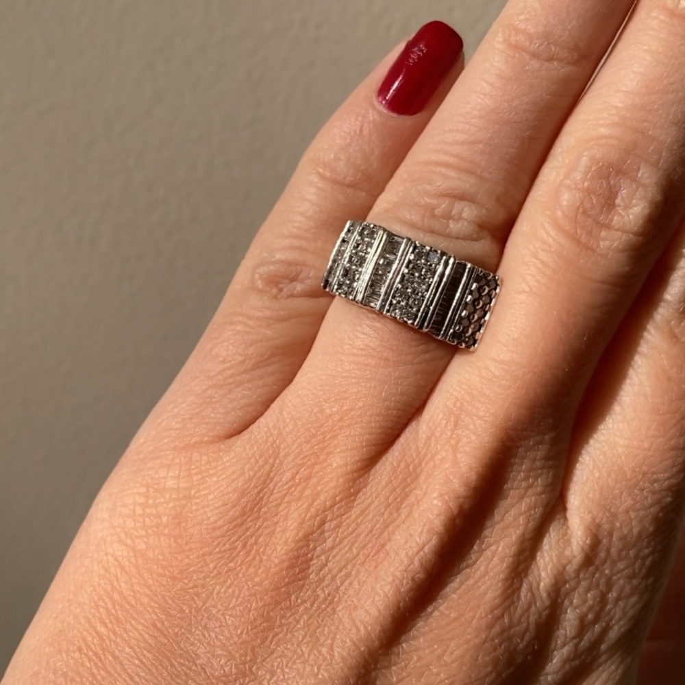 14k white gold. .90CT diamond ring. resizable 4.